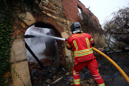 Labores de extinción del incendio declarado esta noche en el albergue de Pieros en León. -ICAL