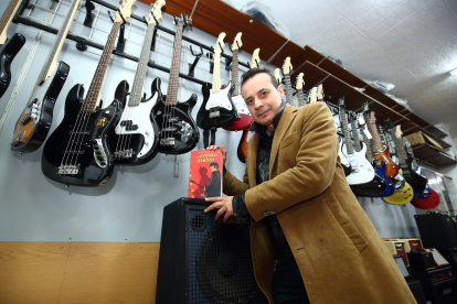 El escritor Carlos Fidalgo fotografiado en la tienda musical Belenda, de Ponferrada con motivo de la publicación de su nuevo libro 'Los dedos del diablo'.- ICAL