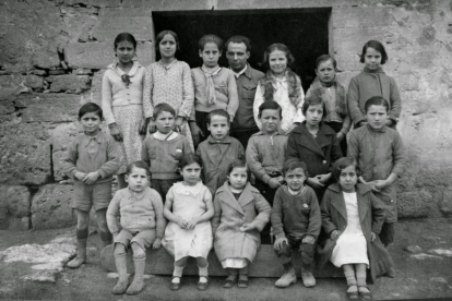 El maestro Antoni Benaiges y sus alumnos en la escuela de Bañuelos de Bureba, en Burgos. -ASOCIACIÓN ESCUELA BENAIGES