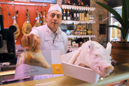 Un cochinillo marca de Segovia a la venta en una carnicería de la ciudad. -ICAL