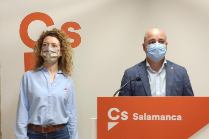 El procurador de Ciudadanos David Castaño (d) y la concejal salmantina Ana Suárez (i).- EUROPA PRESS
