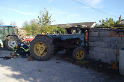 Fallece un hombre de 64 años tras salir despedido de un tractor y quedar atrapado debajo de una rueda en Carracedelo (León).- ICAL