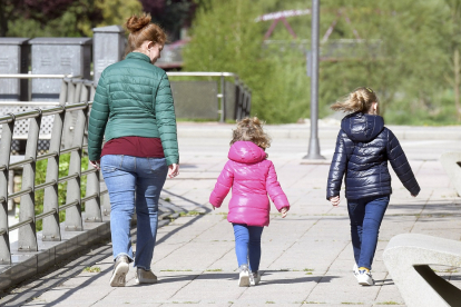 Dos niñas caminan acompañadas por las calles de Burgos, en una imagen de archivo.- ICAL