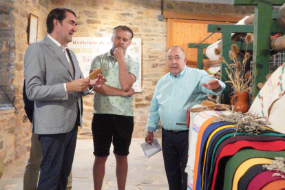 El consejero de Medio Ambiente, Vivienda y Ordenación del Territorio, Juan Carlos Suárez-Quiñones, participa en la inauguración de la XXII Feria Artesanal de Val de San Lorenzo, en León.- ICAL