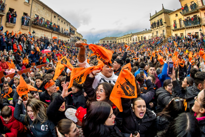 Miles de personas celebran el comienzo del Carnaval del Toro con el tradicional 'El Campanazo' en Ciudad Rodrigo (Salamanca). -ICAL.