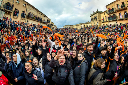 Miles de personas celebran el comienzo del Carnaval del Toro con el tradicional 'El Campanazo' en Ciudad Rodrigo (Salamanca). -ICAL.
