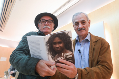 José María Bermúdez y Eudald Carbonell presentan el libro 'Homo Antecessor. El nacimiento de una especie'.- ICAL