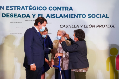 Fernández Mañueco junto a la consejera de Familia e Igualdad de Oportunidades, Isabel Blanco.- ICAL