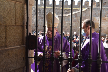El obispo de Ávila, José María Gil Tamayo, abre la Puerta Santa de la iglesia del Convento de Santa Teresa, templo jubilar en este año, y casa natal de Santa Teresa de Jesús. -ICAL
