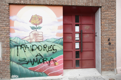 Pintada en la fachada de la sede del PSOE de Zamora