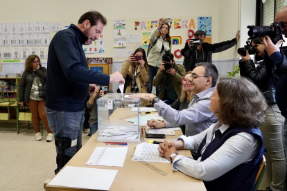 El alcalde y candidato a la Alcaldía de Valladolid por el PSOE, Óscar Puente, ejerce su derecho al voto.- ICAL