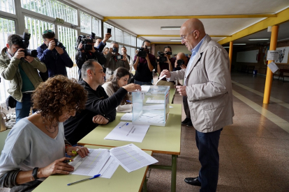 El candidato a la Alcaldía del PP en Valladolid, Jesús Julio Carnero, ejerce su derecho al voto.- ICAL