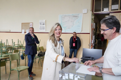 La candidata a la Alcaldía VOX en Valladolid, Irene Carvajal, ejerce su derecho al voto.- ICAL