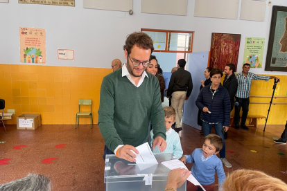 El candidato a la Alcaldía de Cs en Valladolid, Pablo VIcente, ejerce su derecho al voto.- CIUDADANOS VALLADOLID