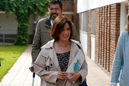 La candidata a la Alcaldía de Valladolid Toma la Palabra, María Sánchez, ejerce su derecho al voto en el Colegio Marista La Inmaculada.- ICAL