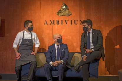 De izquierda a derecha, Cristóbal Muñoz, Jefe de Cocina de Ambivium, David Robledo, Director Gastronómico y Pedro Ruiz Aragoneses, CEO de Alma Carraovejas. / LA POSADA.