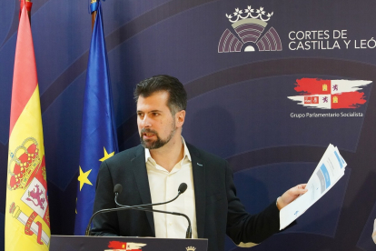 El secretario general del PSOE de Castilla y León, Luis Tudanca, durante la rueda de prensa de este miércoles.- ICAL
