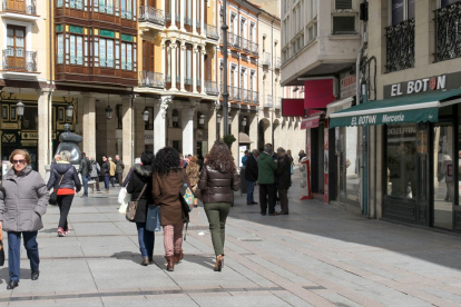 Transcurso peatonal en una de las principales calles de Palencia con temperaturas elevadas. .E.M.