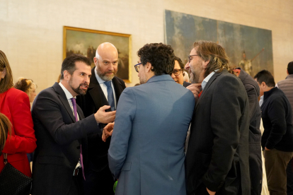 El portavoz del Grupo Socialista, Luis Tudanca, conversa con varios periodistas durante el acto institucional del XL Aniversario del Estatuto de Autonomía de Castilla y León.-ICAL