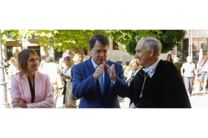 La consejera de Educación, Rocío Lucas, el presidente de la Junta, Alfonso Fernández Mañueco, y el rector de la UVa, Antonio Largo.- J. M. LOSTAU