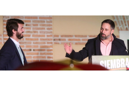 Juan García-Gallardo y Santiago Abascal, la noche electoral del 13 de febrero de 2022 en Valladolid.-ICAL