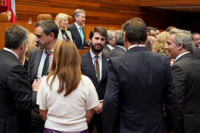 El vicepresidente de la Junta, Juan García-Gallardo, junto a procuradores de Vox durante el acto institucional del XL Aniversario del Estatuto de Autonomía de Castilla y León. -ICAL