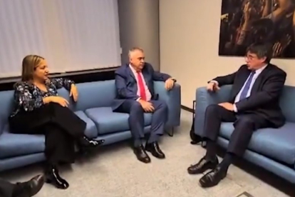 Los socialistas Iratxe García y Santos Cerdán junto a Carles Puigdemont en una reunión reciente en Bruselas.- EL MUNDO