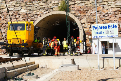 Adif lleva a cabo un simulacro de emergencia con un tren de mercancías como paso previo a la puesta en servicio de la Variante de Pajares de la Línea de Alta Velocidad León-Asturias.- ICAL