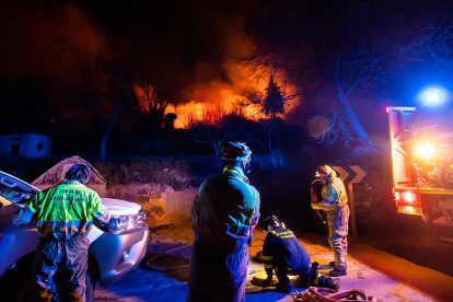 Imagen de archivo de un incendio forestal en las inmediaciones de la localidad de Monsagro, Salamanca.- ICAL