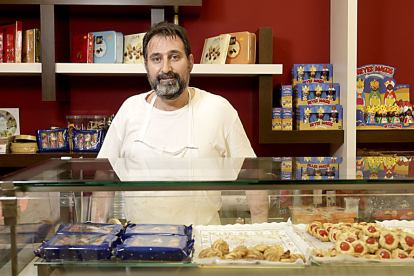 Rafael Mesonero, presidente de la Asociación de Confiteros de Valladolid, en Vitín, su pastelería. PHOTOGENIC