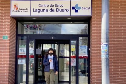 Una joven con mascarilla a la salida del centro de salud de Laguna de Duero (Valladolid).- PHOTOGENIC