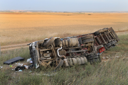 Accidente ocurrido entre un turismo y un camión en la carretera de Frómista.- ICAL
