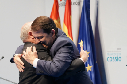 Abrazo entre César Lumbreras y Alfonso Fernández Mañueco. ICAL
