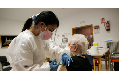 Vacunación contra el coronavirus en una residencia de ancianos de Soria. | ICAL
