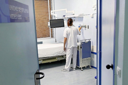 Una enfermera en el Hospital Clínico Universitario de Valladolid.- E.M.