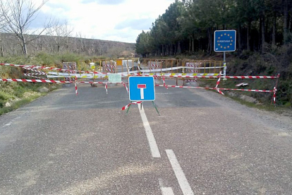 Señalización del cierre de la frontera con Portugal durante el primer confinamiento en marzo del año pasado. - ICAL