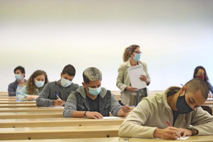 Una profesora vigila un examen en las instalaciones de la Universidad de Valladolid.- ICAL