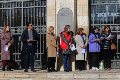 Lectura del manifiesto por el Día contra la Violencia de Género en la plaza Mayor de Palencia. - ICAL