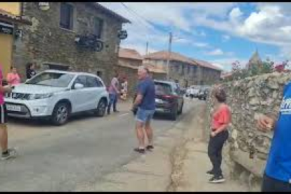 Vecinos de Villanueva de Valrojo reciben con insultos a políticos en su visita al incendio. -E. M.