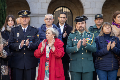 Minuto de silencio, en la Subdelegación del Gobierno en Salamanca, con motivo del Día Internacional por la Eliminación de la Violencia contra la Mujer. - ICAL