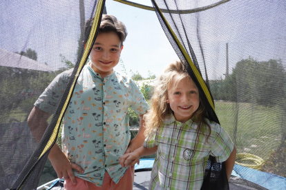 Rocío junto a sus hijos Nico (D) participante en el campamento de verano y Miguel.- ICAL