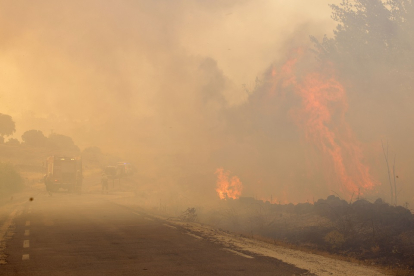 Tareas de extinción en la localidad abulense de Villaviciosa, del incendio forestal originado en Navalacruz (Ávila).- ICAL