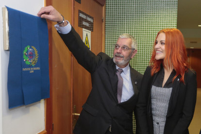 Los astronautas Pablo Álvarez Fernández y Sara García Alonso, recientemente seleccionados por la Agencia Espacial Europea para formar parte de su equipo, en la visita a la Universidad de León. ICAL