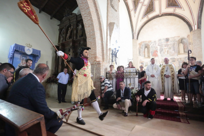 Celebración del Corpus Christi en Laguna de Negrillos en León, con la representación de la figura de San Sebastián.- ICAL