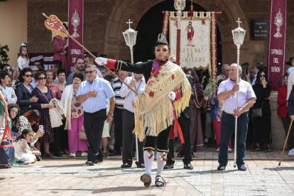Celebración del Corpus Christi en Laguna de Negrillos en León, con la representación de la figura de San Sebastián.- ICAL