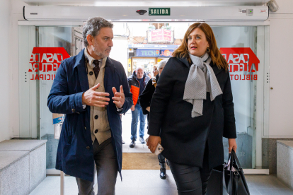 El procurador, José Luis Vázquez, y la alcaldesa de Segovia, Clara Martín a su llegada al acto del ayuntamiento en conmemoración del Día Internacional de Eliminación de la Violencia Contra la Mujer. - ICAL