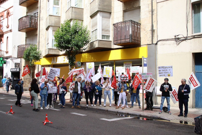 Concentración sindical ante un establecimiento de Alimerka en León. / ICAL