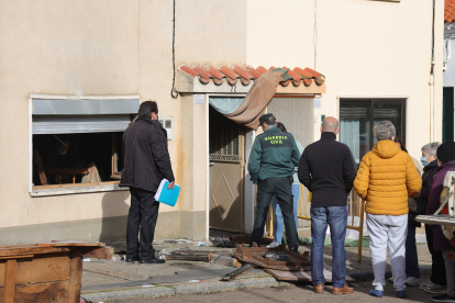 La Guardia Civil accede a la casa de la fallecida en Tamames (Salamanca). ICAL