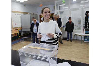 La candidata a la Alcaldía de Soria por el PP, Belén Izquierdo, ejerce su derecho al voto.- ICAL