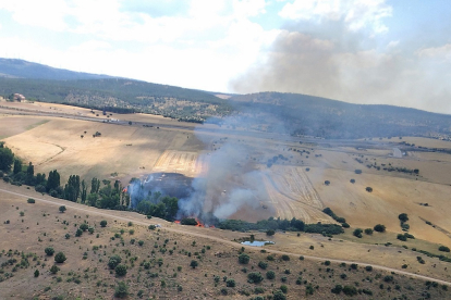 Incendio forestal en Honrubia de la Cuesta en Segovia. - ICAL